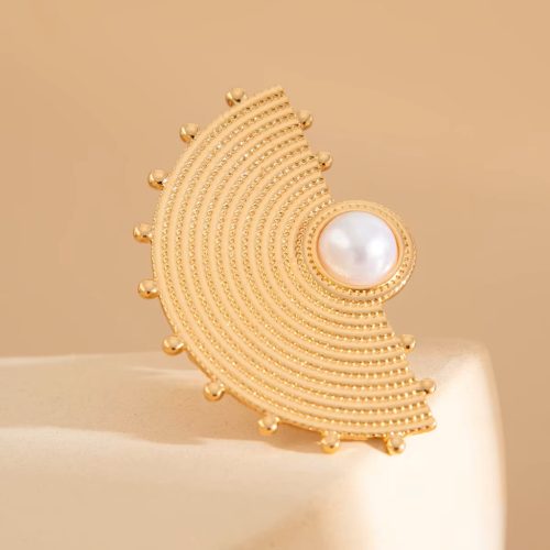Curved shape fashion ring – in gold color