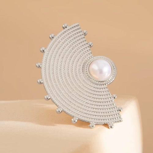 Curved shape fashion ring – in silver color